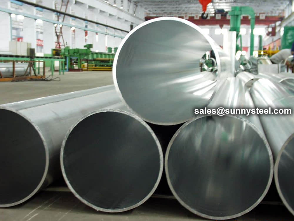 Stainless steel pipes for oil cracking